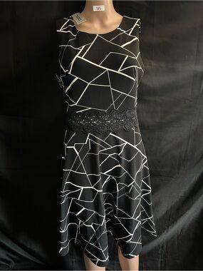 Owin Women’s Black & White Geometric Fit-&-Flare Dress Floral Lace Waist LG NWT